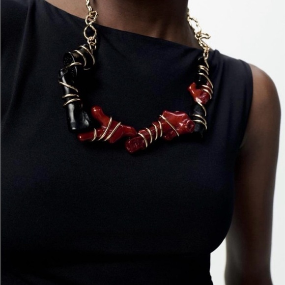 CONTRASTING FAUX CORAL RING AND NECKLACE . RING SIZE 165